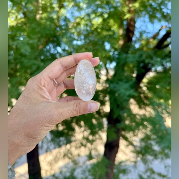 Clear Quartz Palmstone - Picture 3 of 4